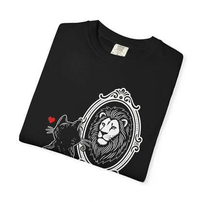 "DeluluCat" Cat Sees Lion in Mirror Reflection T-Shirt — Cute Delusional Illustration Tee