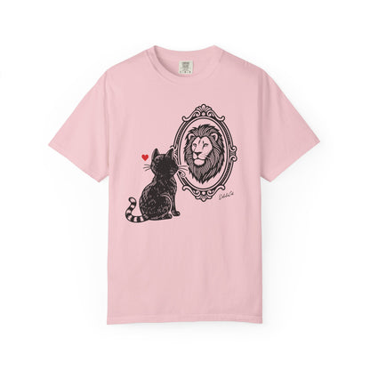 "DeluluCat" Cat Sees Lion in Mirror Reflection T-Shirt — Cute Delusional Illustration Tee