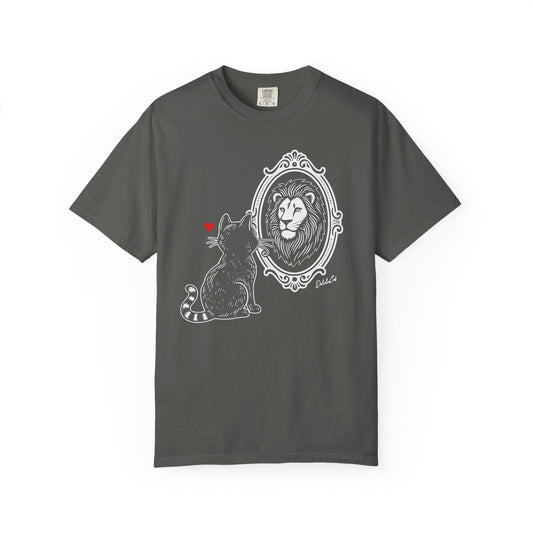 "DeluluCat" Cat Sees Lion in Mirror Reflection T-Shirt — Cute Delusional Illustration Tee