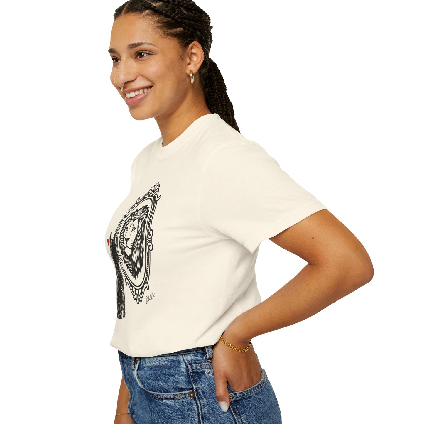 "DeluluCat" Cat Sees Lion in Mirror Reflection T-Shirt — Cute Delusional Illustration Tee