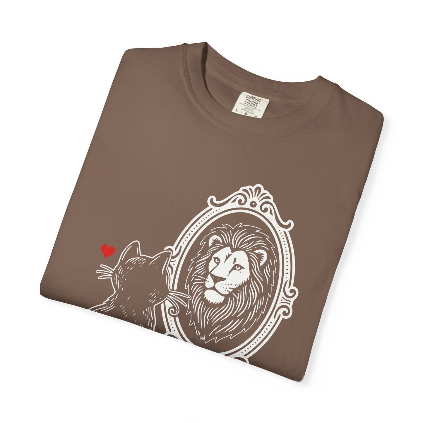 "DeluluCat" Cat Sees Lion in Mirror Reflection T-Shirt — Cute Delusional Illustration Tee