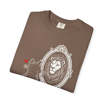 "DeluluCat" Cat Sees Lion in Mirror Reflection T-Shirt — Cute Delusional Illustration Tee