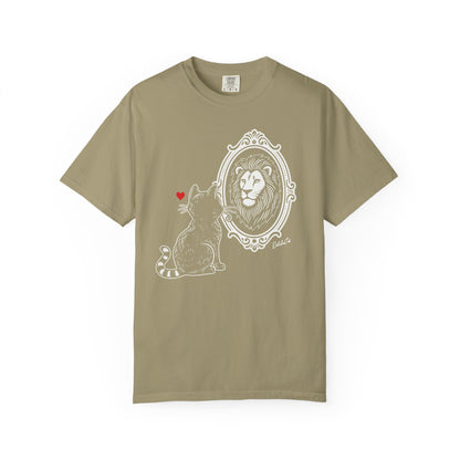 "DeluluCat" Cat Sees Lion in Mirror Reflection T-Shirt — Cute Delusional Illustration Tee