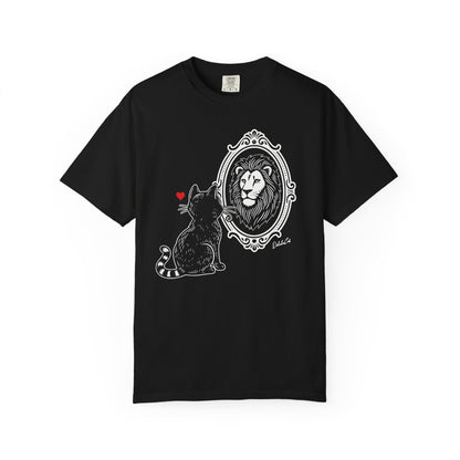 "DeluluCat" Cat Sees Lion in Mirror Reflection T-Shirt — Cute Delusional Illustration Tee
