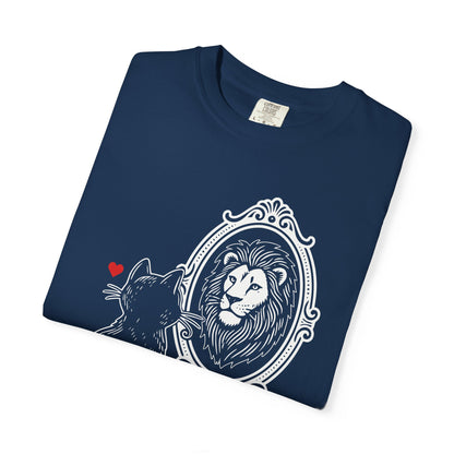 "DeluluCat" Cat Sees Lion in Mirror Reflection T-Shirt — Cute Delusional Illustration Tee