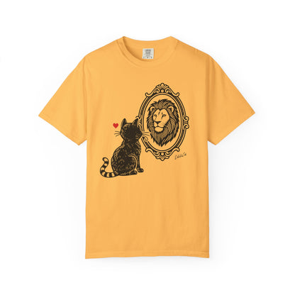 "DeluluCat" Cat Sees Lion in Mirror Reflection T-Shirt — Cute Delusional Illustration Tee