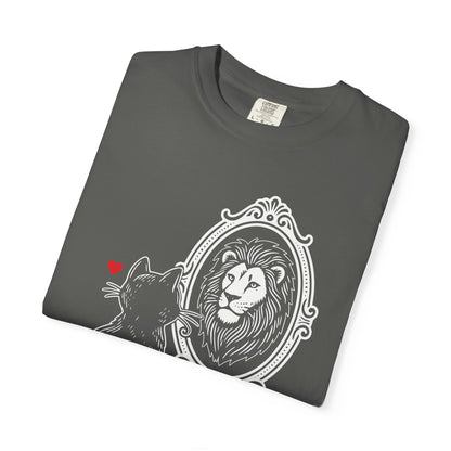 "DeluluCat" Cat Sees Lion in Mirror Reflection T-Shirt — Cute Delusional Illustration Tee