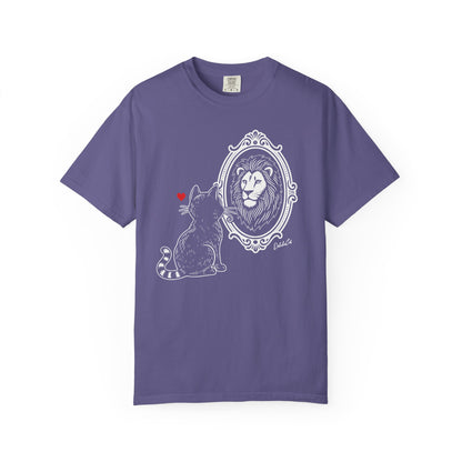 "DeluluCat" Cat Sees Lion in Mirror Reflection T-Shirt — Cute Delusional Illustration Tee