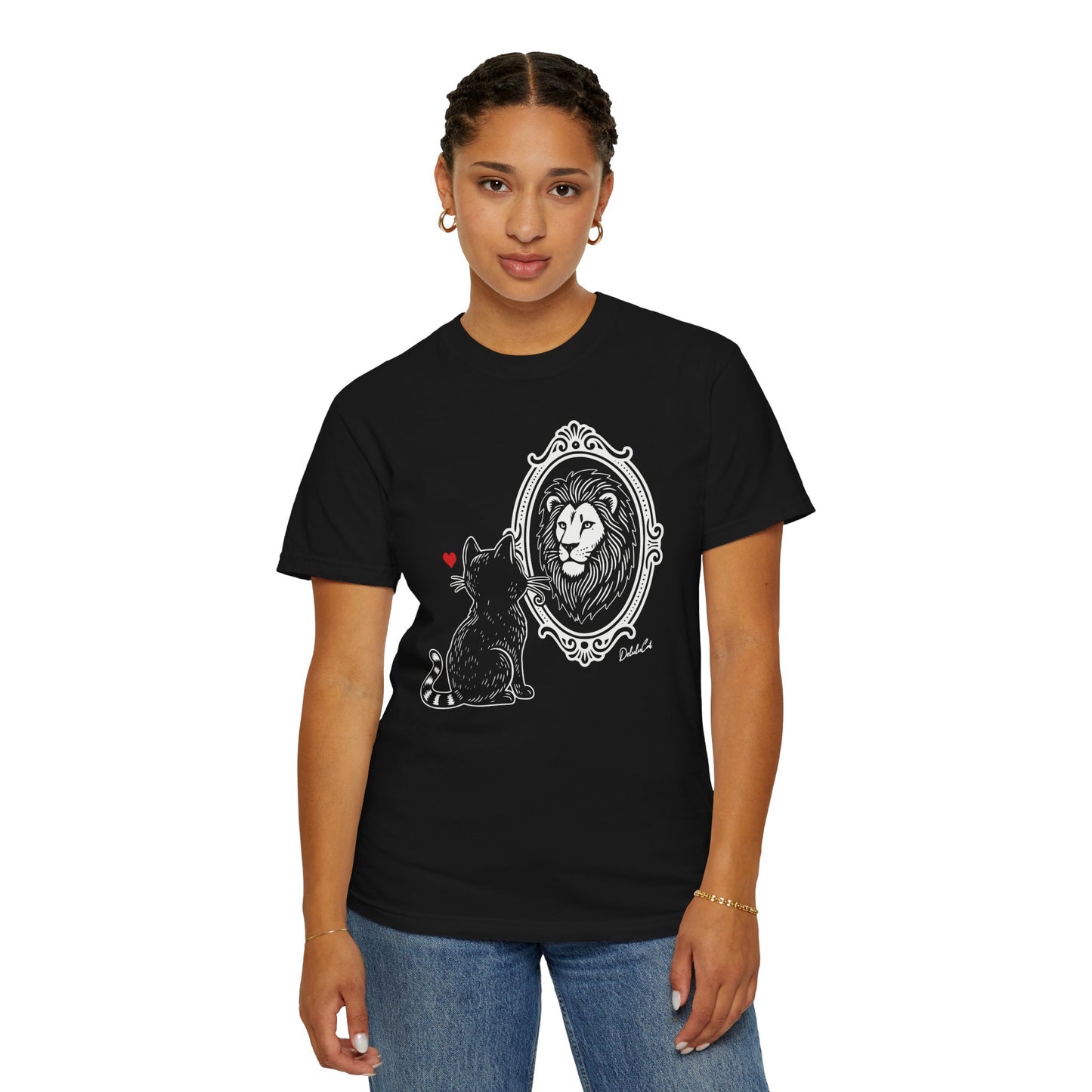 "DeluluCat" Cat Sees Lion in Mirror Reflection T-Shirt — Cute Delusional Illustration Tee