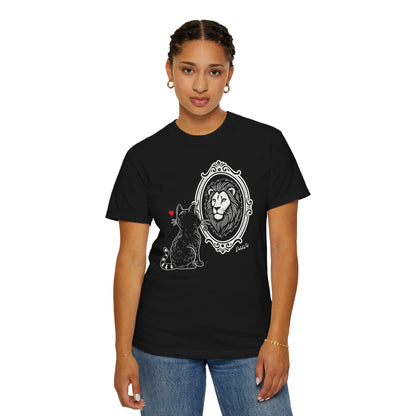 "DeluluCat" Cat Sees Lion in Mirror Reflection T-Shirt — Cute Delusional Illustration Tee