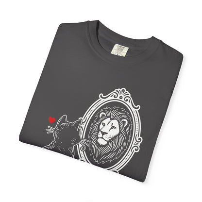 "DeluluCat" Cat Sees Lion in Mirror Reflection T-Shirt — Cute Delusional Illustration Tee