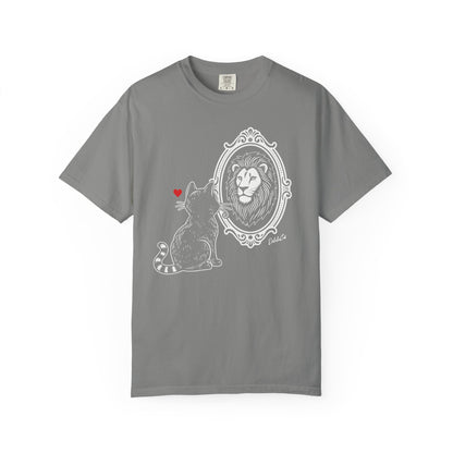 "DeluluCat" Cat Sees Lion in Mirror Reflection T-Shirt — Cute Delusional Illustration Tee