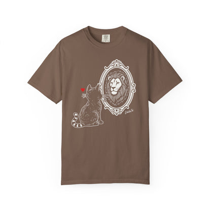 "DeluluCat" Cat Sees Lion in Mirror Reflection T-Shirt — Cute Delusional Illustration Tee