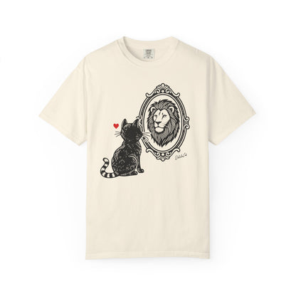 "DeluluCat" Cat Sees Lion in Mirror Reflection T-Shirt — Cute Delusional Illustration Tee